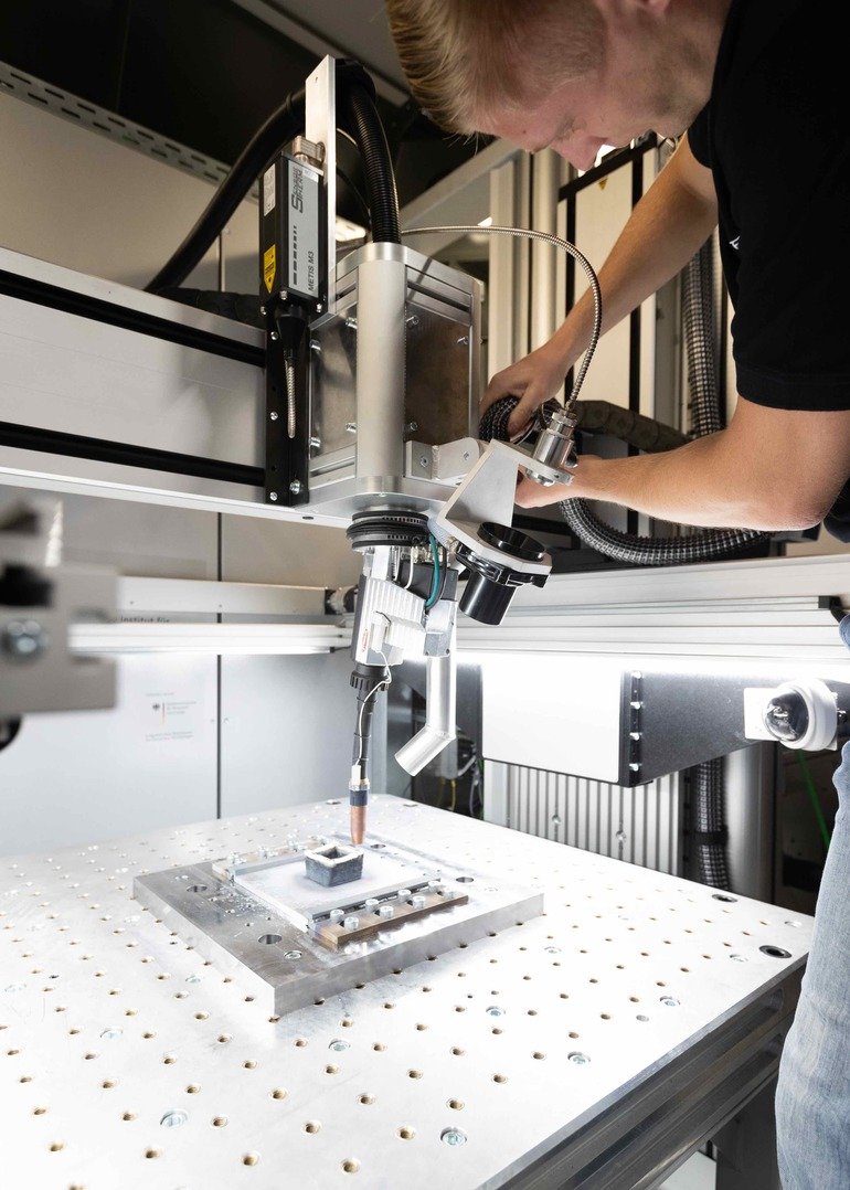 Gefertec liefert 3D-Drucker für Forschung im Flugzeugbau
