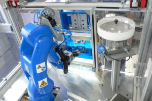 Weiss Kunststoffverarbeitung nutzt kollaborative Roboterzelle
