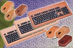 PC-Tastaturen und -Mäuse im Holzgehäuse