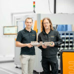 Luca_Isenberg_(links),_Produktmanager_Automated_Cabinet_Building_und_Jochen_Menzel,_Softwareentwickler_bei_Weidmüller