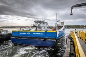 Die_elektrischen_Fähren_sind_rund_um_die_Uhr_auf_dem_Nordseekanal_in_Amsterdam_im_Einsatz