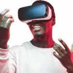 Mensch_mit_VR-Brille_'begreift'_virtuelle_Welt