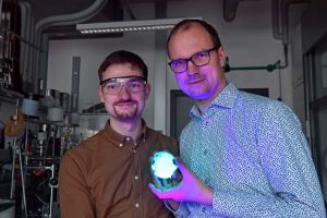 Forschende finden Fluoreszenz-Farbstoff mit nahezu 100-prozentiger Quantenausbeute
