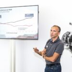 Porsche-Ingenieure erläutern im Technik-Workshop die Bremse