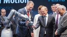 Menschlich-kollegialer Kontakt: Bundeskanzler Scholz trifft den Festo Cobot