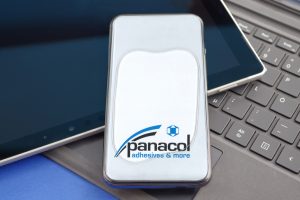 Acrylatklebstoff von Panacol zum Verkleben von Displays