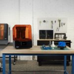 Arbeitsplatz_mit_innovativem_3D-Drucker_und_Materialien