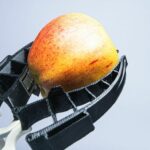 Robotergreifer_mit_haptischen_Fähigkeiten_können_Äpfel_und_anderes_Obst_künftig_schonender<br />
fassen_und_sortieren._Dabei_passt_sich_der_im_Projekt_BioGrip_entwickelte_Greifer_der_Apfelform_an.