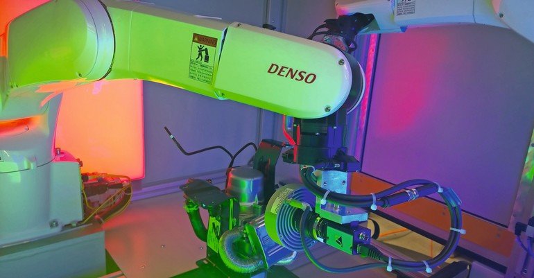 Roboter von Denso Robotics sind Kernstück einer automatisierten Prüfzelle