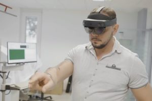 Hilpert Electronics testet Mixed-Reality-Brille Hololens