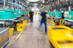 Insgesamt 500 neue Spritzgussmaschinen werden bei Igus in Köln aufgestellt