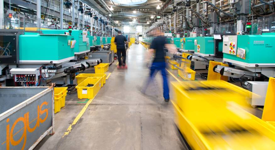 Insgesamt 500 neue Spritzgussmaschinen werden bei Igus in Köln aufgestellt