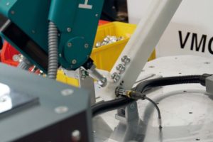Industrieroboter Horst automatisiert Fräs- und Reinigungsprozess