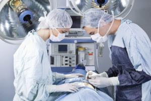 Medical_professionals_performing_an_operation_on_patient_in_operation_theatre