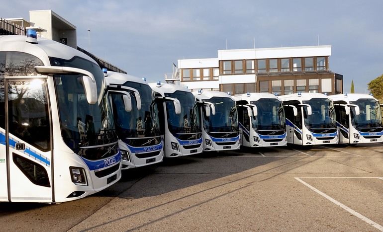 Reisebusse von Volvo Busse Deutschland im Polizeieinsatz