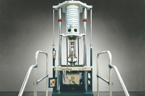 Servohydraulische Prüfmaschine von ZwickRoell für die Materialprüfung