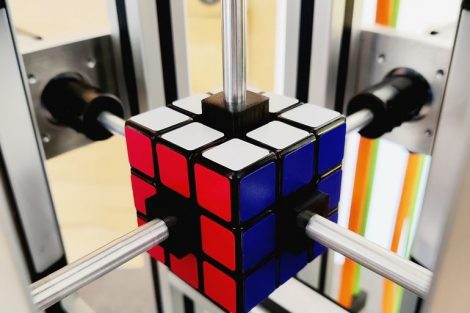 Der_Zauberwürfel_löst_sich_dank_des_HTL-Projekts_Rubik´s_Cube_Solver_in_wenigen_Sekunden