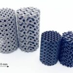 Die_3D-gedruckten_Gyroiden_und_rotierten_Würfelstrukturen_vor_und_nach_ihrer_Umwandlung_in_verschiedene_Keramiken