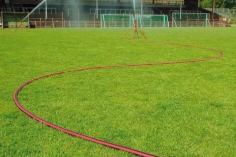 Wasserschläuche von Continental stellen die Bewässerung von Fußballplätzen sicher