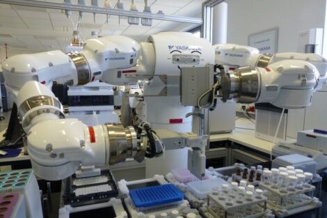 Yaskawa treibt Robotik für Laborautomation mit Uni Rostock voran