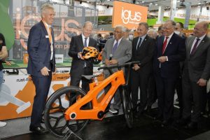 igus-Chef Blase führt Bundeskanzler Scholz das nachhaltige igus:bike vor